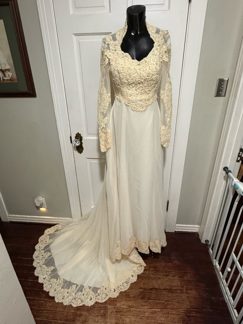 Vintage Cream Long Sleeve Wedding Dress Lace Pearl Beaded With Train Size Small